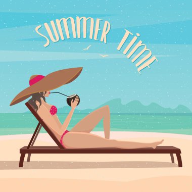 Kız bir plajda denize yakın yatıyor.