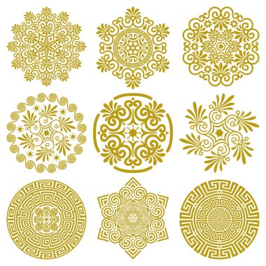 Beyaz arka planda geleneksel ve modern Yunan tarzında izole edilmiş tasarım elementlerinin vektör kümesi. Çizgili sanat süslemeleri çiçek desenli, geometrik desenli. Tabakları süslemek için, kağıda basmak için, tekstil için