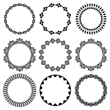 Doğu tarzında zarif, geniş, ince ve dar çerçevelerin vektör kümesi. Sofra eşyaları, davetiyeler ve kartlar için dekorasyon ve tasarım için stilize edilmiş çiçek ve doğu geleneksel süsü ile yuvarlak çerçeve