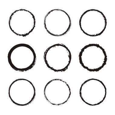 Mürekkep fırçasıyla boyanmış yuvarlak çerçeve ve kenarlardan oluşan bir vektör kümesi. Beyaz arka planda pürüzlü kenarları olan siyah grunge çerçeve. Bir grup pis, pis siluet. Mürekkep dokusu tasarımı