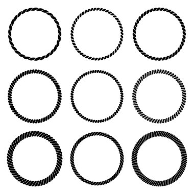 Yuvarlak siyah monokrom halat çerçeveli vektör seti. Örülmüş kordondan oluşan beyaz arka planda izole edilmiş kalın ve ince dairelerin toplanması. Deniz tarzında dekorasyon ve tasarım için..