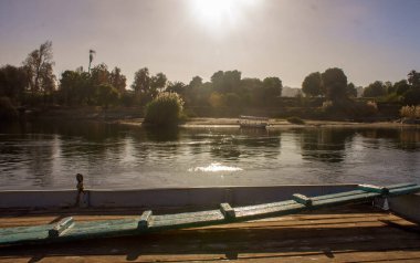 Güneşin doğuşunda ve ağaçlarda Nil kıyısının güzel merasimi