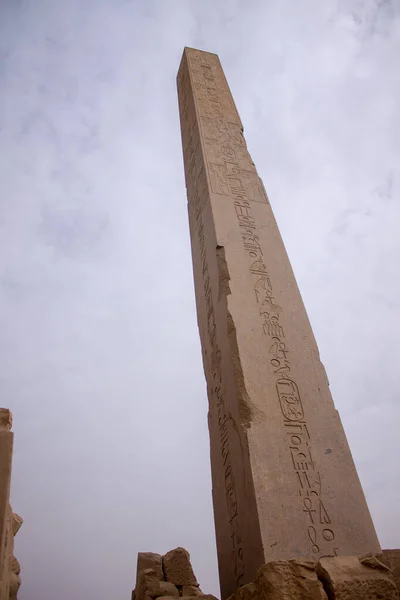 Obelisk Vpředu Egyptský Chrám — Stock fotografie