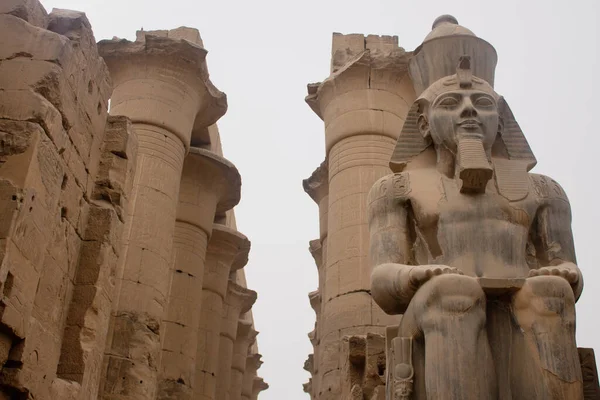 Estatua Ramsés Las Columnas Tras Entrada Templo Luxor —  Fotos de Stock