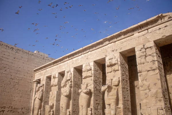 Pátio Grandes Muralhas Templo Karnak — Fotografia de Stock