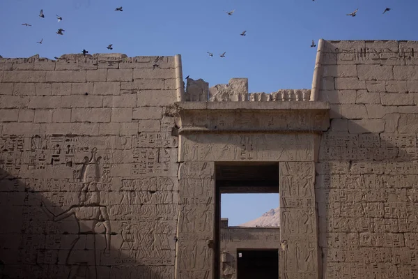 Αυλή Και Μεγάλα Τείχη Του Ναού Karnak — Φωτογραφία Αρχείου