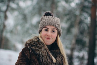 Kış ormanındaki kız