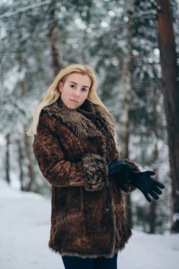 Kış ormanındaki kız