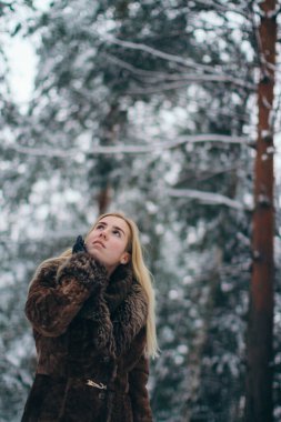 Kış ormanındaki kız