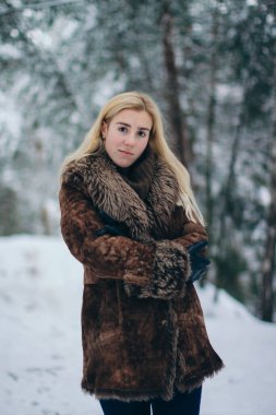 Kış ormanındaki kız