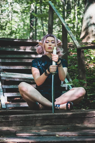 Uma Menina Duende Com Uma Katana Suas Mãos Está Andando — Fotografia de Stock