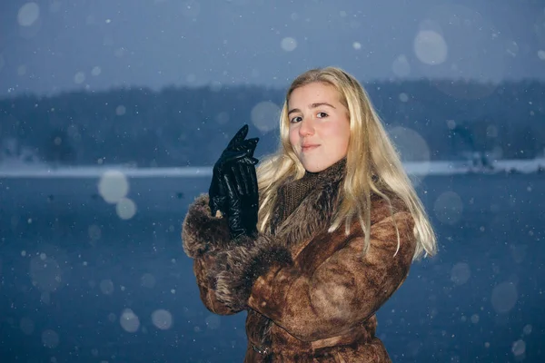 Mädchen Winterwald — Stockfoto