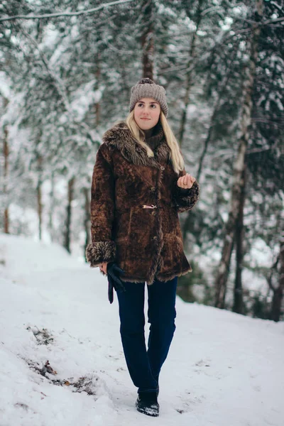 Mädchen Winterwald — Stockfoto