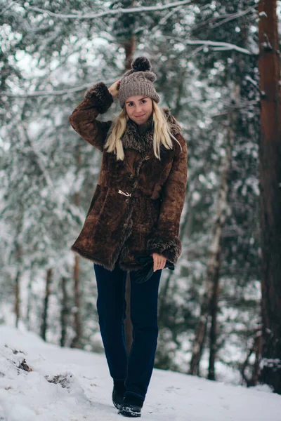 Mädchen Winterwald — Stockfoto