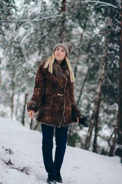 Κορίτσι Στο Χειμερινό Δάσος — Φωτογραφία Αρχείου