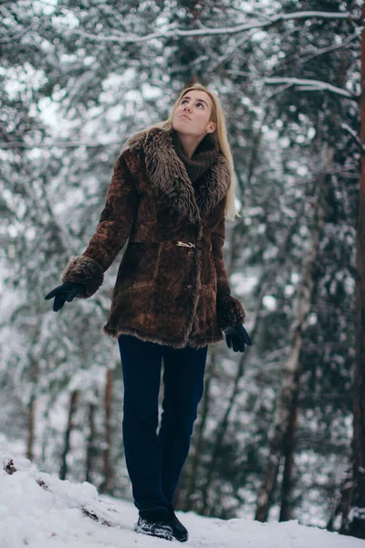 Mädchen Winterwald — Stockfoto