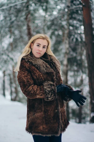 Flicka Vinterskogen — Stockfoto