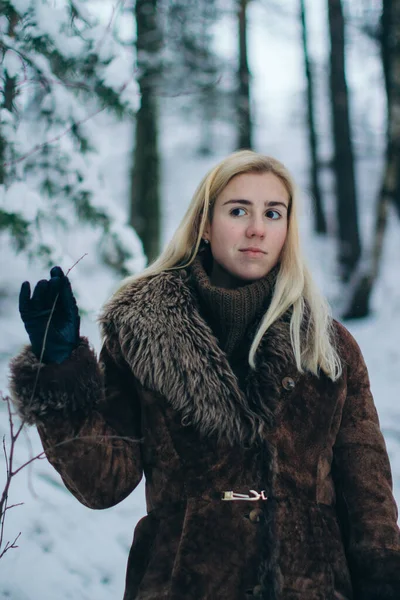 Dívka Zimním Lese — Stock fotografie