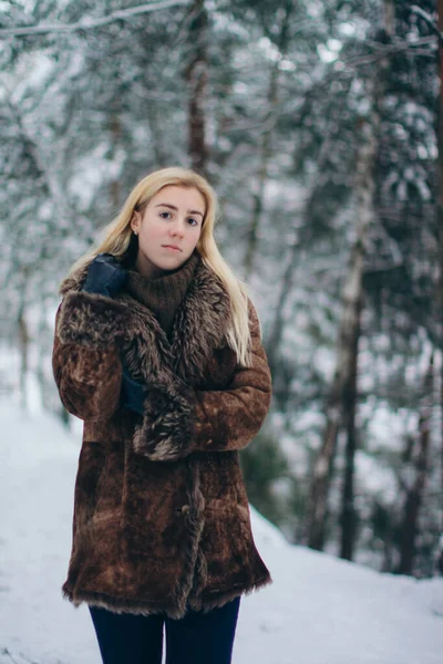 Girl Winter Forest — Stock Photo, Image