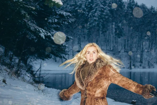 Menina Floresta Inverno — Fotografia de Stock