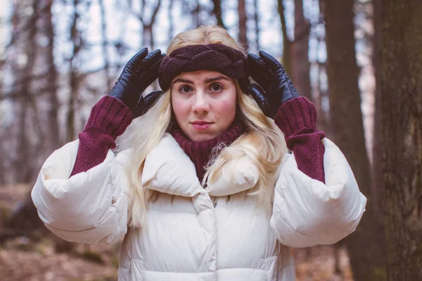 Vacker Flicka Går Genom Vinter Älva Skogen — Stockfoto