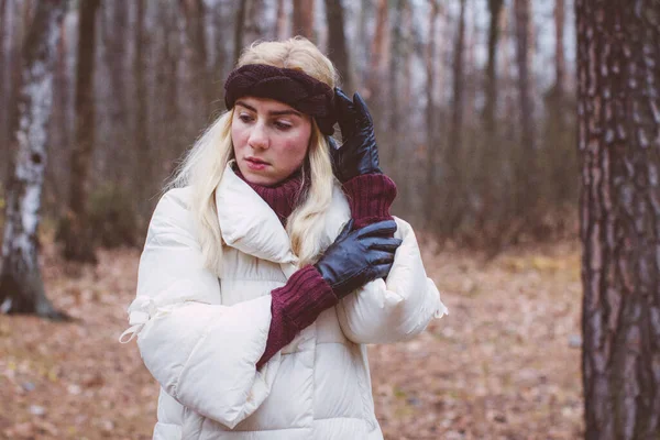 Uma Linda Garota Caminha Pela Floresta Fadas Inverno — Fotografia de Stock