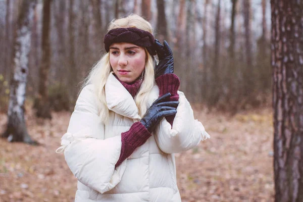 Ein Schönes Mädchen Spaziert Durch Den Wintermärchenwald — Stockfoto