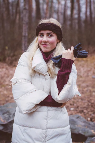 Uma Linda Garota Caminha Pela Floresta Fadas Inverno — Fotografia de Stock