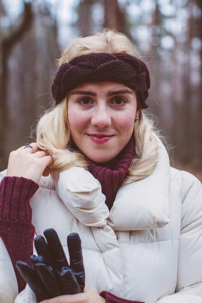 Een Mooi Meisje Wandelt Door Het Wintersprookjesbos — Stockfoto