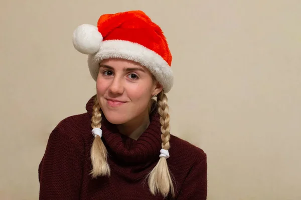 美しい若い女性で新しい年の帽子 — ストック写真