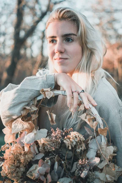 Menina Bonita Aldeia Posando Com Uma Bela Cesta Flores — Fotografia de Stock