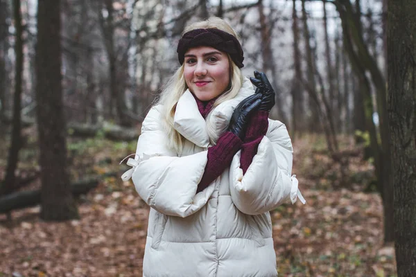 Uma Linda Garota Caminha Pela Floresta Fadas Inverno Fotografias De Stock Royalty-Free