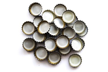 Sonsuz beyaz zeminde bir sürü soda şişesi kapağı, alkolsüz evet hayat, alkol kapaklarından, beyaz zeminde metalden yapılmış izole edilmiş cam şişe kapaklarından oluşan hayat. 