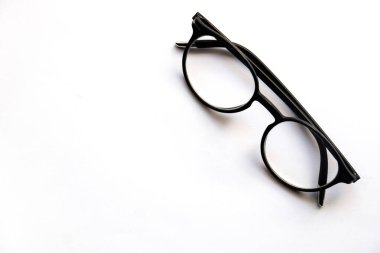 klasik ve modern siyah gözlükler siyah kare gözlük çerçevesini beyaz arkaplanda izole etti, gözlük kırpma yolu ile beyaza izole edildi. Akademik yazılar için siyah araştırmacı gözlüklü arkaplan