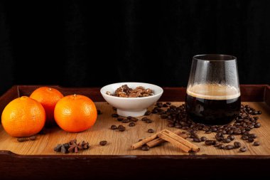 Sabah kahvesi, mandalina, fındık tarçın, kahve, kahve, kahve, güzel yemekler.