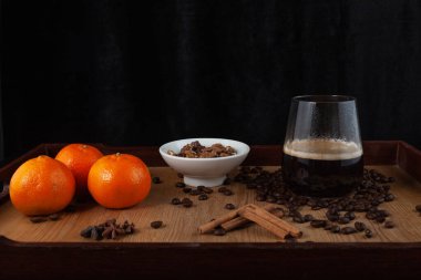 Sabah kahvesi, mandalina, fındık tarçın, kahve, kahve, kahve, güzel yemekler.