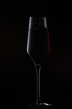 Siyah arka planda şeffaf şarap kadehi