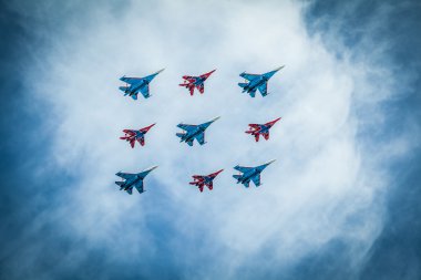 Rusya Federasyonu havacılık grubu Swift ve şövalyelerinin hava kuvvetleri 9 Mayıs 'ta Moskova' daki askeri teçhizat geçit töreninde zafer kazanabilir. 