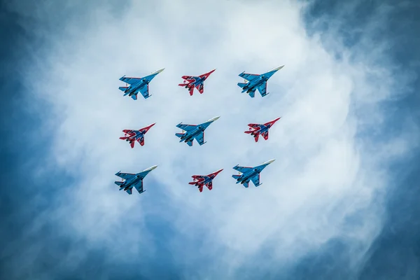 Victory Day parade 9 mei in Moskou parade van militaire uitrusting gevechtsvliegtuigen lucht- en ruimtevaart krachten van de Russische Federatie luchtvaart groep Swifts en ridders — Stockfoto