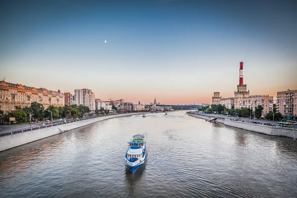 Nehir boyunca Moskova Nehri yürüyüş