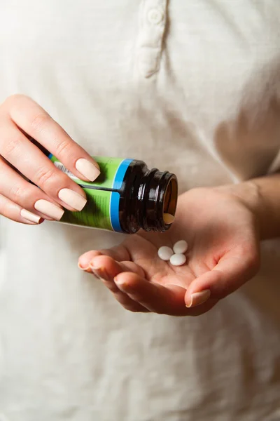 Medico femminile che prende pillole — Foto Stock