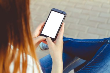 Kız telefonu el ile