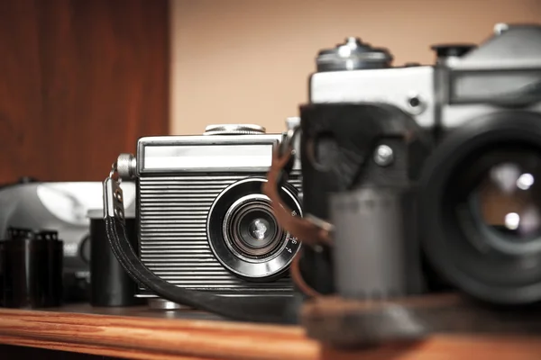 Vintage cameras on a wooden shelf — Stock Photo, Image