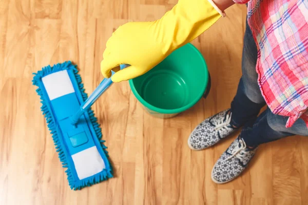 Yıkama ahşap zemin kavramı