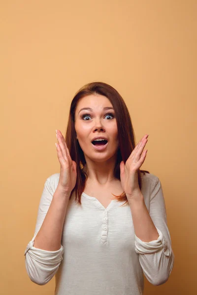 Sürpriz ellerini salladı