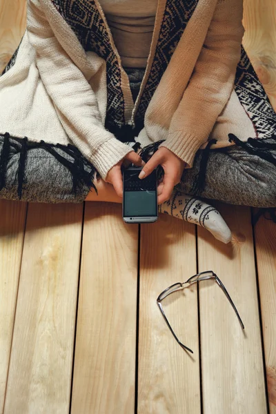 Chica con un teléfono en sus manos — Foto de Stock