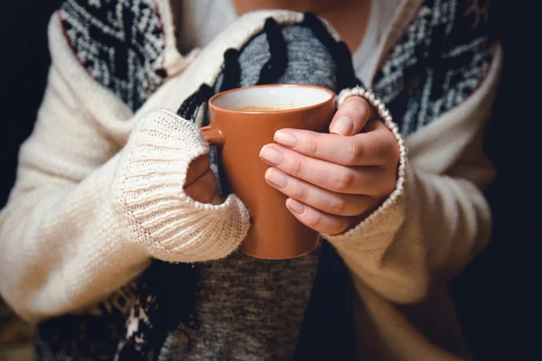 커피를 마시고 있는 소녀 — 스톡 사진