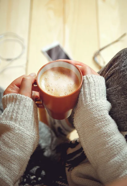 커피를 마시고 있는 소녀 — 스톡 사진