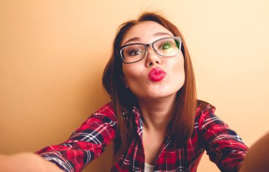 Güzel kız selfie yapıyor