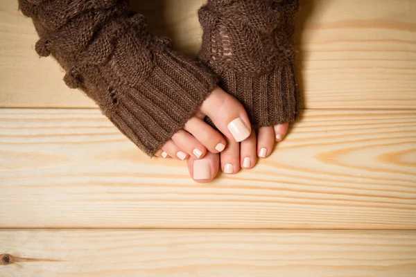 Pernas com um belo pedicuro — Fotografia de Stock